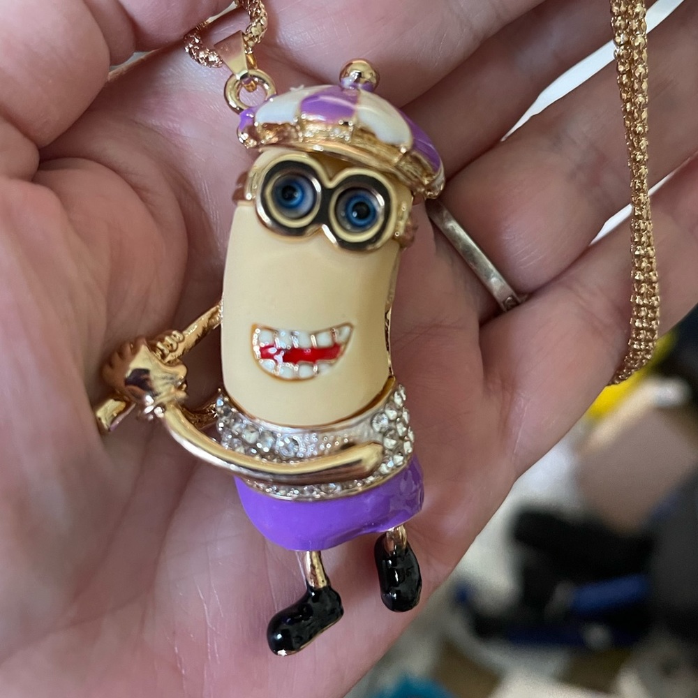 Minion golfer in purple and white